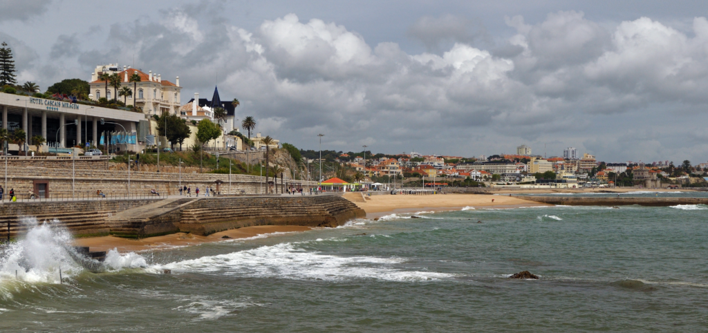 An image of a beach side resort in Cascais.
