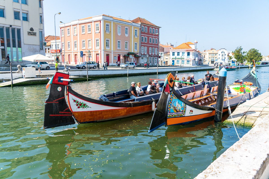A picture of tourists taking a boat tour of Aveiro.