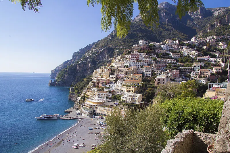 An image of the villages along the Amalfi Coast.