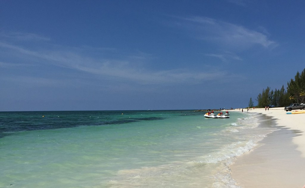 A picture of tourists visiting Taino Beach within the Grand Bahama.