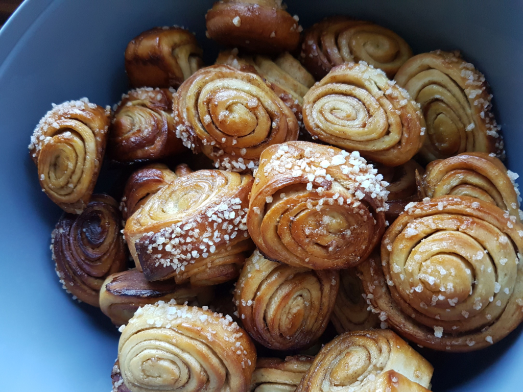 an image of several korvapuusti (cinnamon buns).