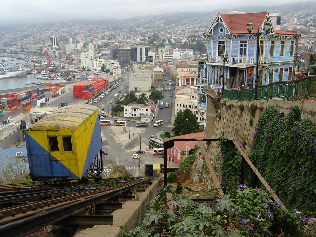 An image of a rail cart descending the Valparaiso Hill.