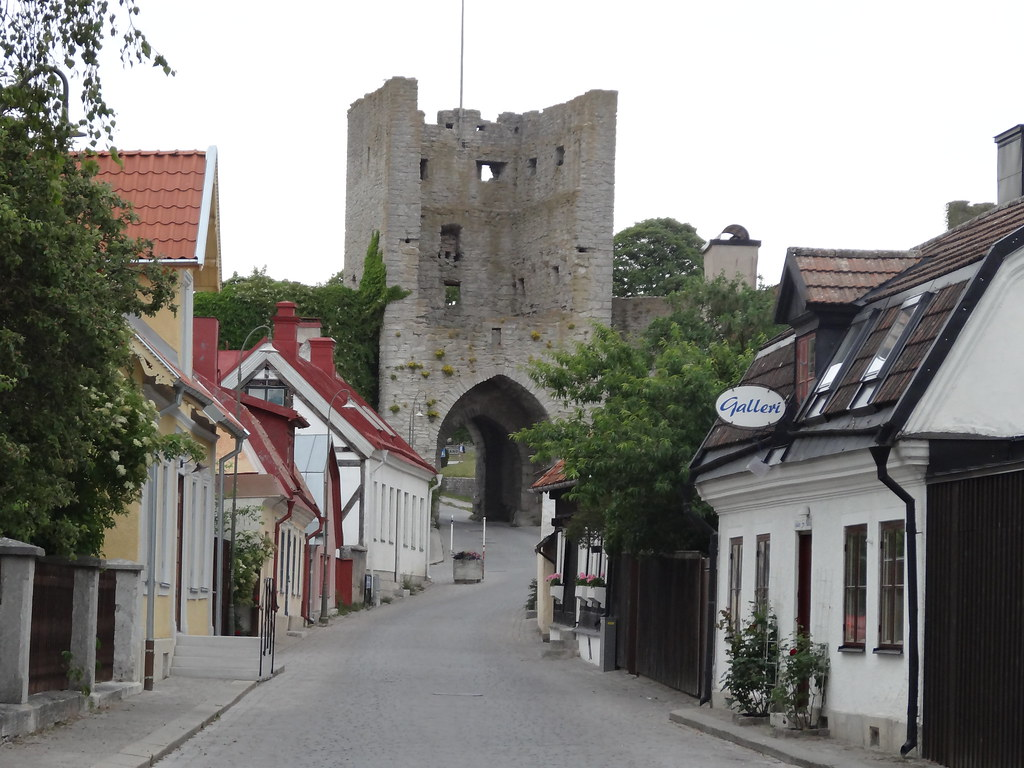 An image of the city wall gate tower overlooking a Visby street.