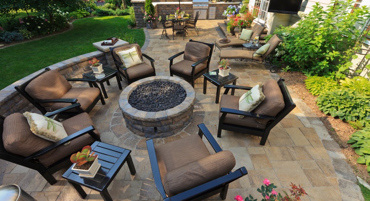 Golden Gardens: Tips for Perfect Seating and Shade for Seniors
