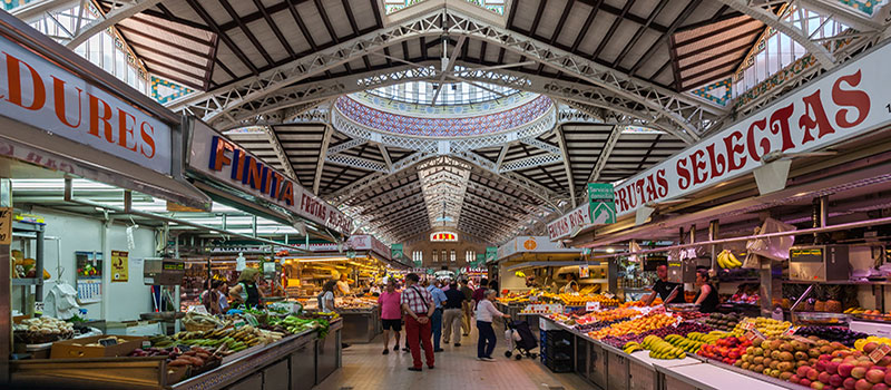 An image of the fruit vendors inside the Mercado Central.