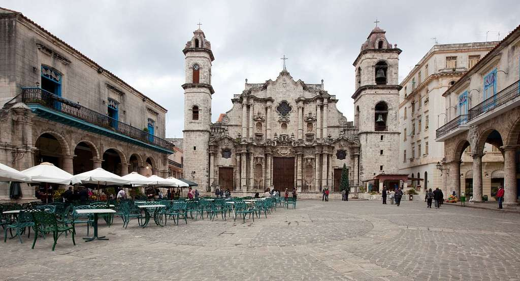 An image of a catedral in Havana.