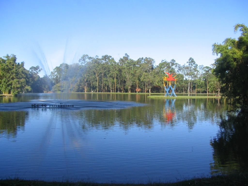 An image of a pond within the La Sabana Metropolitan Park .