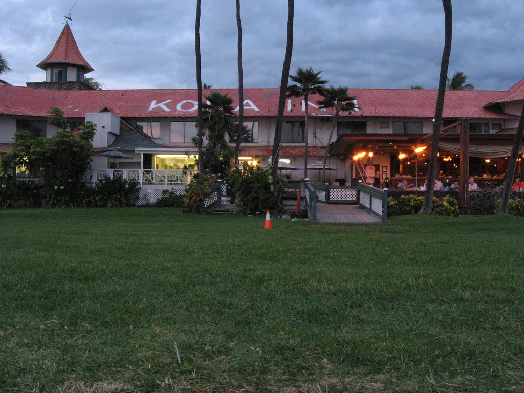 An image of the Kona Inn within the Kailua Village.