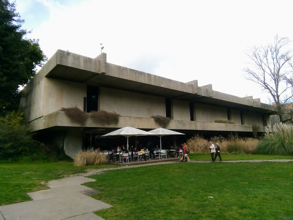 An image of the Calouste Gulbenkian Museum building in Lisbon. 