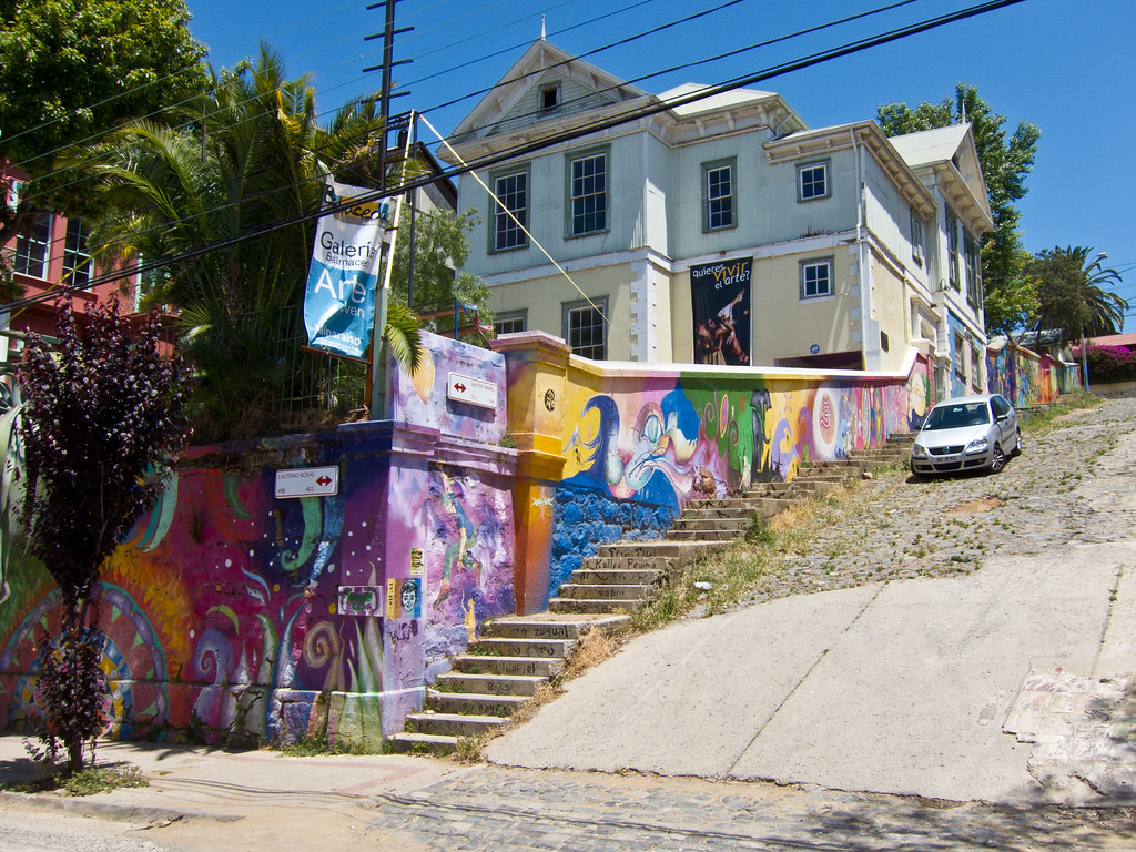 An image of graffiti on a wall in Cerro Alegre.