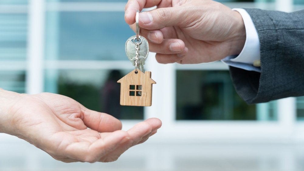 An image of keys given to a tenant.