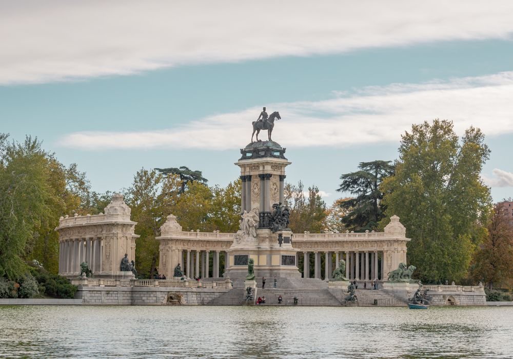 An image of a Retiro Park statue. 