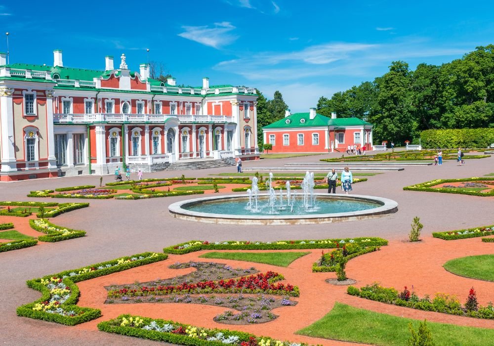 The Kardiorg Palace features a beautiful garden and art museum. 